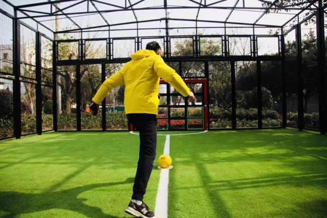 为什么足球场一定要安装护栏网？