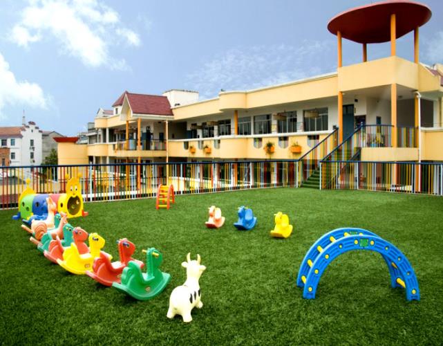 幼儿园人造草坪足球场铺设什么草坪好呢？