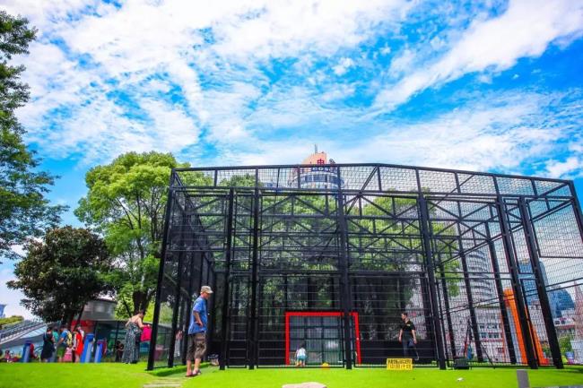 足球场可以在屋顶建设吗？