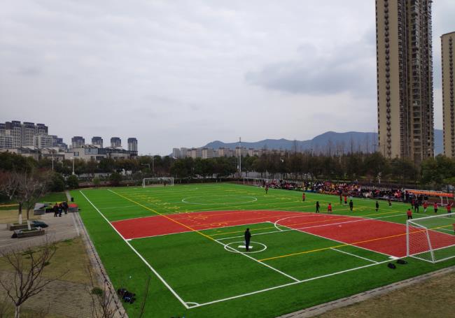 足球场人造草坪在铺装前有哪些准备工作？