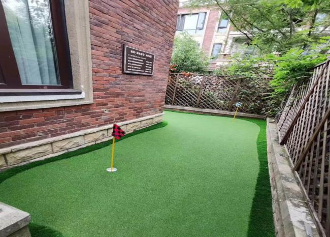 大家应当如何选择高质量高品质的人工草皮呢？