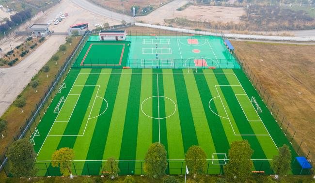 人造草坪足球场为什么要填充石英砂和橡胶颗粒？