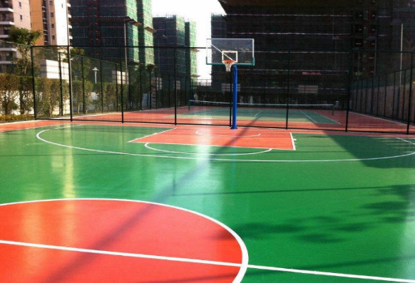 标准篮球场地面材料的厚度是多少